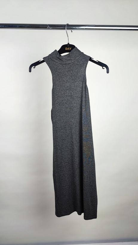 پیراهن کوتاه زنانه یقه ایستاده رنگ ذغالی بدون آستین کد ۹۱۷ * نمای تنخور: استایل مجلسی و کژوال با پیراهن مینی ذغالی جذب و یقه ۳ سانتی وارداتی