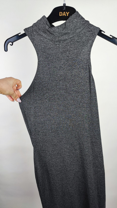 پیراهن کوتاه زنانه یقه ایستاده رنگ ذغالی بدون آستین کد ۹۱۷ * نمای تنخور: استایل مجلسی و کژوال با پیراهن مینی ذغالی جذب و یقه ۳ سانتی وارداتی