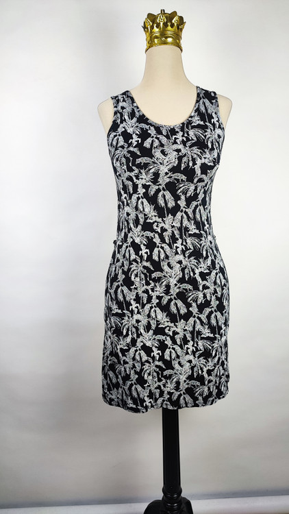 پیراهن زنانه بدون آستین با طرح نخلهای سفید روی زمینه مشکی کد ۹۹۴ مناسب استایل مجلسی و روزمره * نمای نزدیک: جزئیات پارچه و چاپ باکیفیت پیراهن وارداتی استوک مدل اندامی کد ۹۹۴