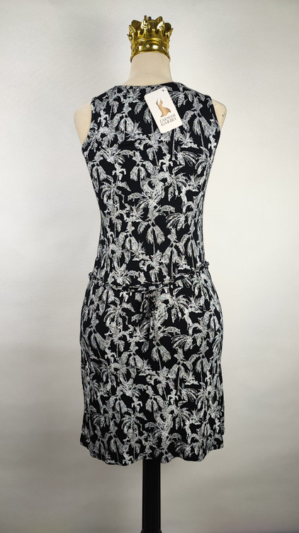 پیراهن زنانه بدون آستین با طرح نخلهای سفید روی زمینه مشکی کد ۹۹۴ مناسب استایل مجلسی و روزمره * نمای نزدیک: جزئیات پارچه و چاپ باکیفیت پیراهن وارداتی استوک مدل اندامی کد ۹۹۴