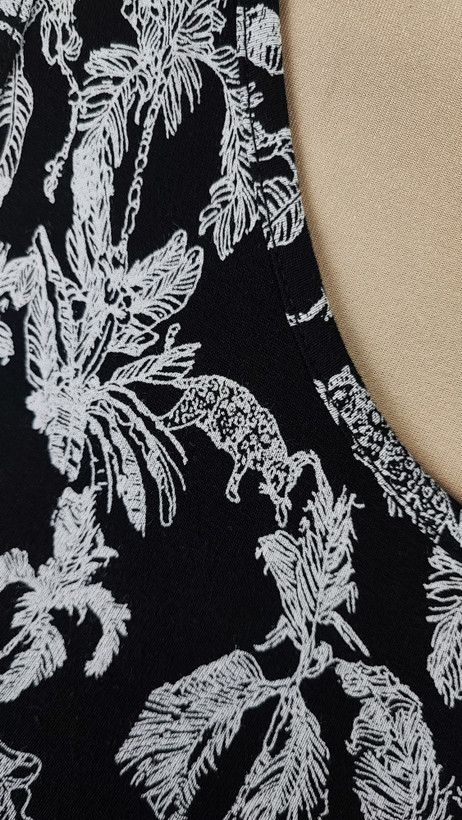 پیراهن زنانه بدون آستین با طرح نخلهای سفید روی زمینه مشکی کد ۹۹۴ مناسب استایل مجلسی و روزمره * نمای نزدیک: جزئیات پارچه و چاپ باکیفیت پیراهن وارداتی استوک مدل اندامی کد ۹۹۴