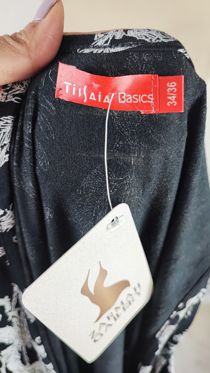 پیراهن زنانه بدون آستین با طرح نخلهای سفید روی زمینه مشکی کد ۹۹۴ مناسب استایل مجلسی و روزمره * نمای نزدیک: جزئیات پارچه و چاپ باکیفیت پیراهن وارداتی استوک مدل اندامی کد ۹۹۴