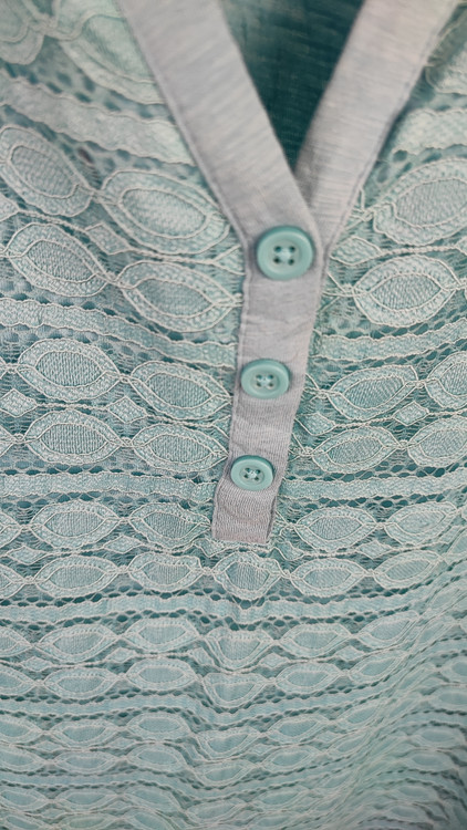 شومیز مجلسی زنانه سایز بزرگ آبی فیروزهای با پنل گیپور دکمهدار کد