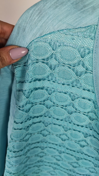 شومیز مجلسی زنانه سایز بزرگ آبی فیروزهای با پنل گیپور دکمهدار کد