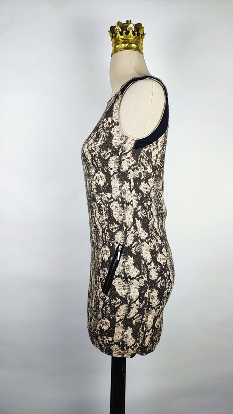 پیراهن کوتاه زنانه بدون آستین با طرح پوستماری قهوهای و کرم کد ۱۱۵۳ مناسب سایز ۳۸ و