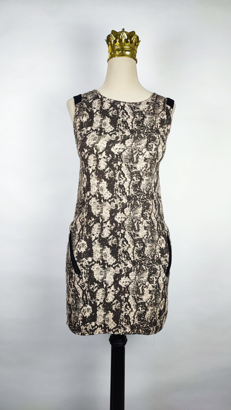 پیراهن کوتاه زنانه بدون آستین با طرح پوستماری قهوهای و کرم کد ۱۱۵۳ مناسب سایز ۳۸ و