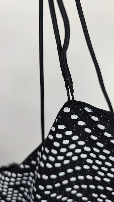 پیراهن کوتاه زنانه مشکی با طرحهای ریز هندسی سفید و بندهای باریک دوتایی کد