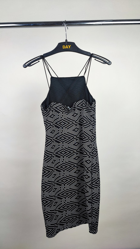 پیراهن کوتاه زنانه مشکی با طرحهای ریز هندسی سفید و بندهای باریک دوتایی کد