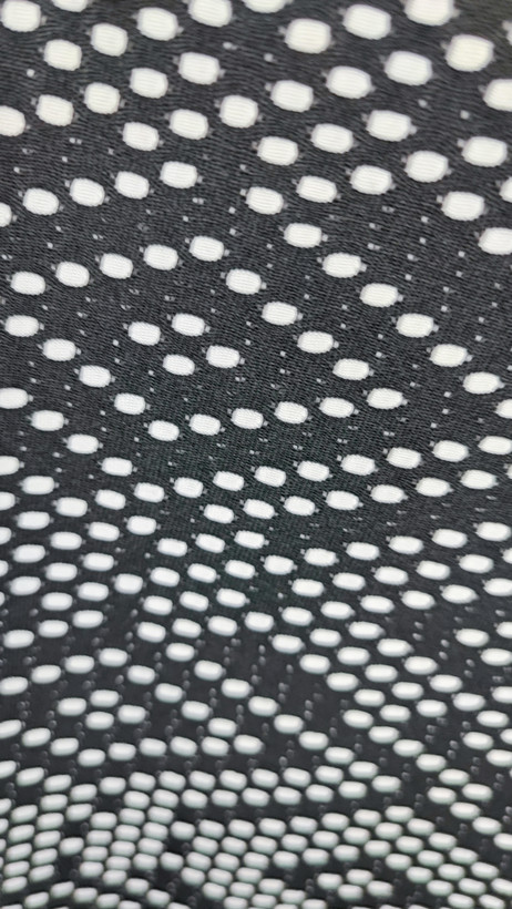 پیراهن کوتاه زنانه مشکی با طرحهای ریز هندسی سفید و بندهای باریک دوتایی کد