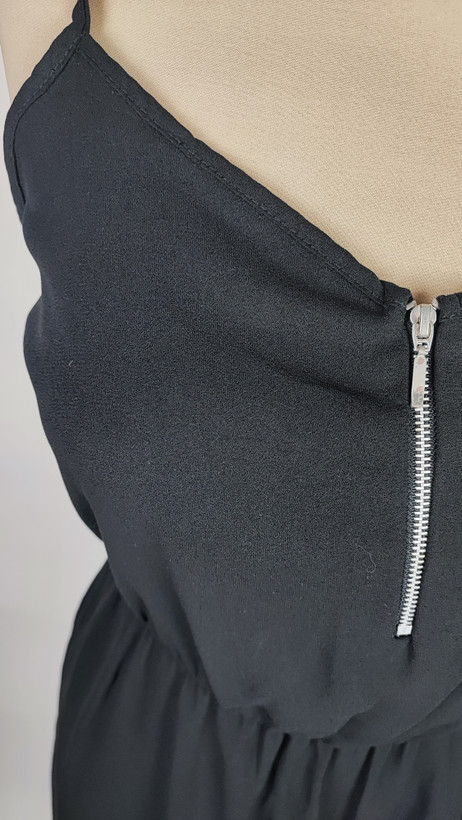 پیراهن کوتاه مجلسی مشکی زنانه بنددار با زیپ تزئینی جلو کد ۱۲۰۷ مناسب سایز ۳۸ و