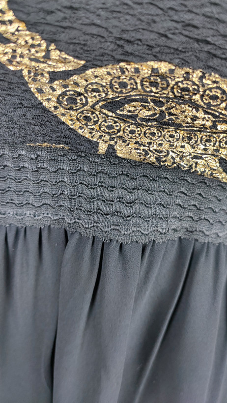 پیراهن مجلسی زنانه سرمهای و سفید طرحدار با قد نامتقارن و یقه رومی کد ۱۰۳۲ ۴. توضیحات محصول و راهنمای سایز