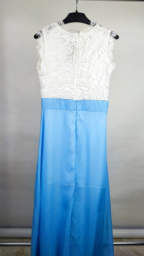 پیراهن مجلسی بلند ترکیبی گیپور سفید و حریر آبی روشن کد ۱۰۲۵ * نمای نزدیک (ایراد): جزئیات ایراد دررفتگی دوخت در لبه گیپور و پشت لباس پیراهن مجلسی کد ۱۰۲۵