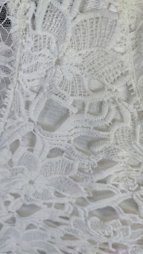 پیراهن مجلسی بلند ترکیبی گیپور سفید و حریر آبی روشن کد ۱۰۲۵ * نمای نزدیک (ایراد): جزئیات ایراد دررفتگی دوخت در لبه گیپور و پشت لباس پیراهن مجلسی کد ۱۰۲۵