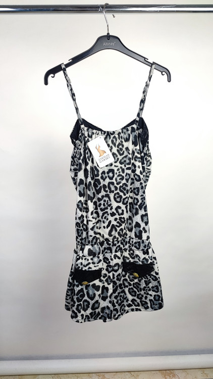 سرهمی کوتاه زنانه طرح پلنگی سفید و مشکی بنددار کد ۹۵۱ مناسب استایل راحتی و خانگی * تصویر جزئیات: نمای نزدیک از دکمههای فلزی طلایی و جیبهای چرمی مشکی رامپر زنانه کد