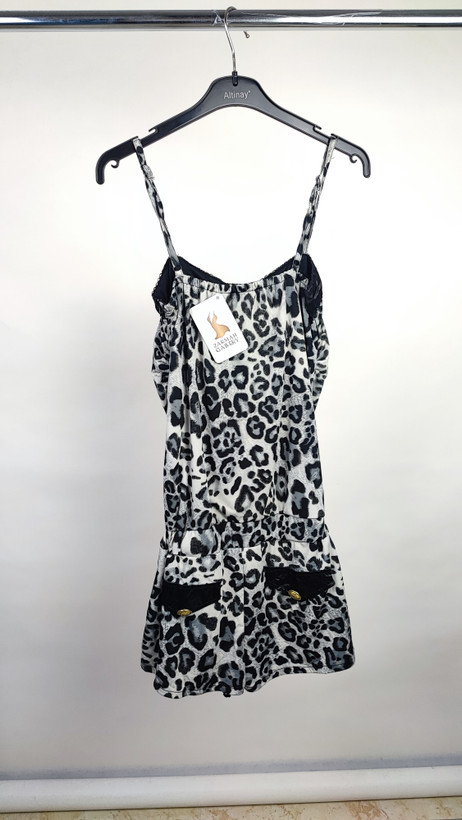 سرهمی کوتاه زنانه طرح پلنگی سفید و مشکی بنددار کد ۹۵۱ مناسب استایل راحتی و خانگی * تصویر جزئیات: نمای نزدیک از دکمههای فلزی طلایی و جیبهای چرمی مشکی رامپر زنانه کد