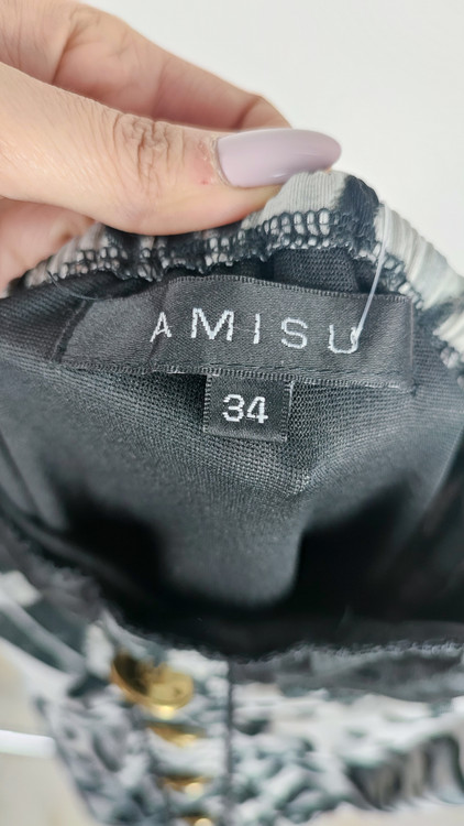 سرهمی کوتاه زنانه طرح پلنگی سفید و مشکی بنددار کد ۹۵۱ مناسب استایل راحتی و خانگی * تصویر جزئیات: نمای نزدیک از دکمههای فلزی طلایی و جیبهای چرمی مشکی رامپر زنانه کد