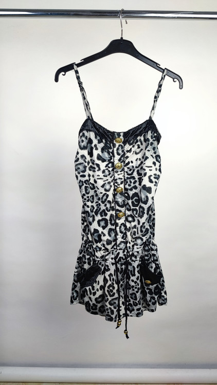 سرهمی کوتاه زنانه طرح پلنگی سفید و مشکی بنددار کد ۹۵۱ مناسب استایل راحتی و خانگی * تصویر جزئیات: نمای نزدیک از دکمههای فلزی طلایی و جیبهای چرمی مشکی رامپر زنانه کد