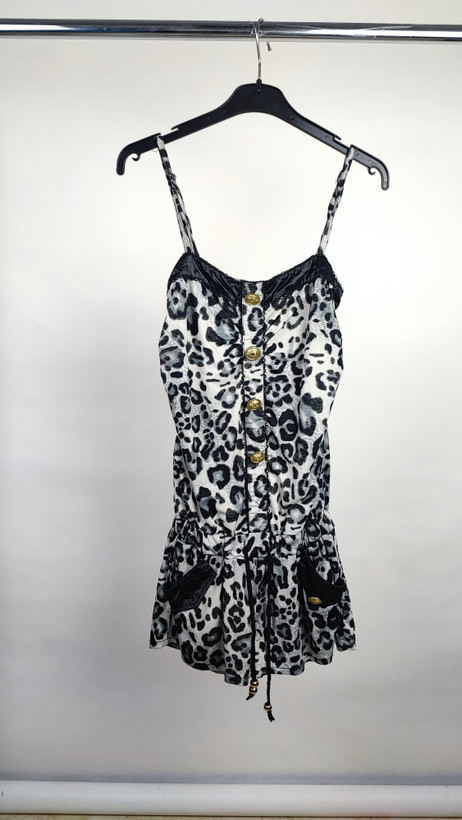 سرهمی کوتاه زنانه طرح پلنگی سفید و مشکی بنددار کد ۹۵۱ مناسب استایل راحتی و خانگی * تصویر جزئیات: نمای نزدیک از دکمههای فلزی طلایی و جیبهای چرمی مشکی رامپر زنانه کد