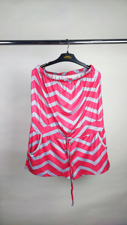 سرهمی کوتاه دکلته زنانه با طرح زیگزاگ صورتی و طوسی کد ۱۰۳۳ مناسب استایل ساحلی و راحتی * تصویر جزئیات: نمای نزدیک از کمر کشی و بند تنظیمی رامپر دکلته زنانه کد ۱۰۳۳ جهت بررسی کیفیت دوخت