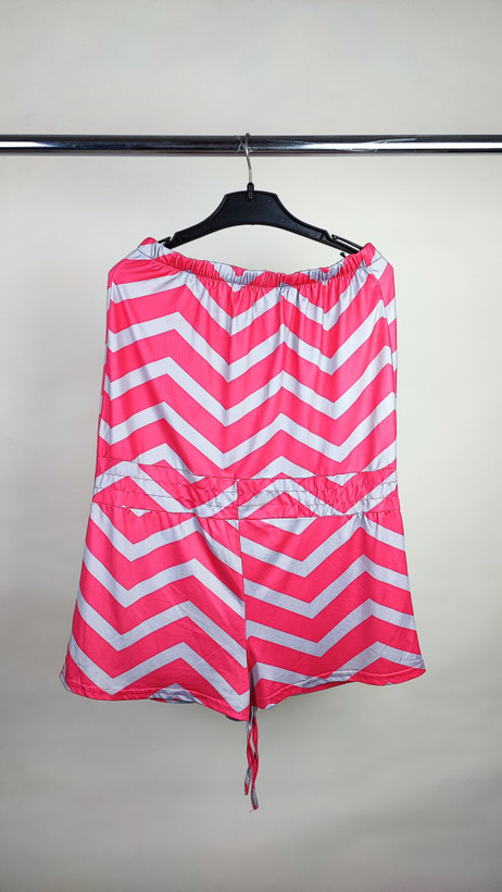 سرهمی کوتاه دکلته زنانه با طرح زیگزاگ صورتی و طوسی کد ۱۰۳۳ مناسب استایل ساحلی و راحتی * تصویر جزئیات: نمای نزدیک از کمر کشی و بند تنظیمی رامپر دکلته زنانه کد ۱۰۳۳ جهت بررسی کیفیت دوخت