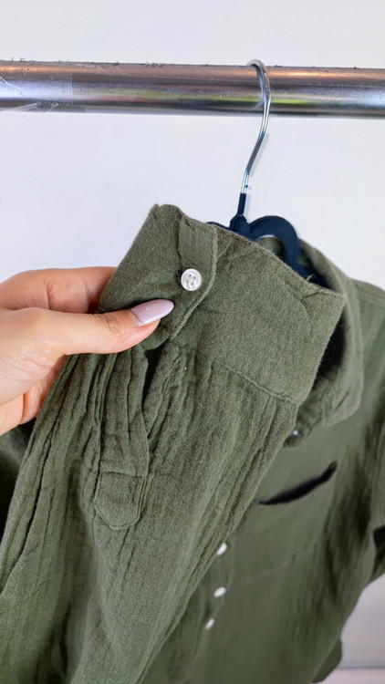 شومیز زنانه استوک وارداتی برند ana رنگ زیتونی سایز لارج مناسب استفاده روزمره و دورهمی