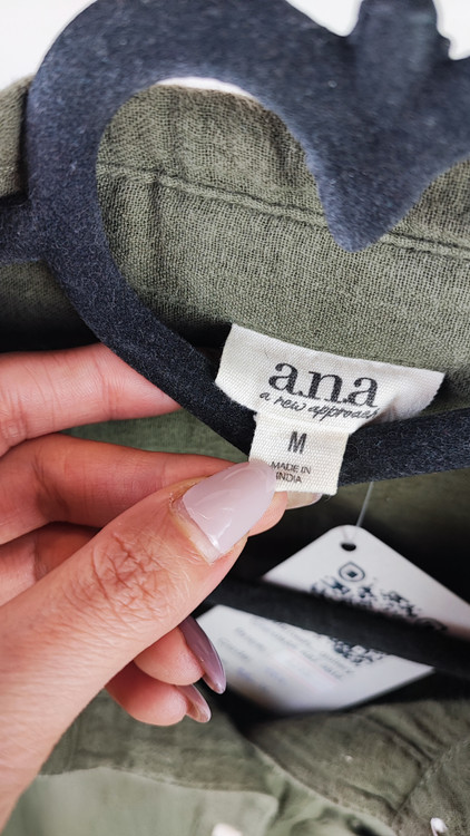 شومیز زنانه استوک وارداتی برند ana رنگ زیتونی سایز لارج مناسب استفاده روزمره و دورهمی