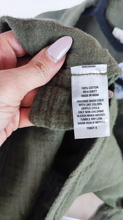 شومیز زنانه استوک وارداتی برند ana رنگ زیتونی سایز لارج مناسب استفاده روزمره و دورهمی