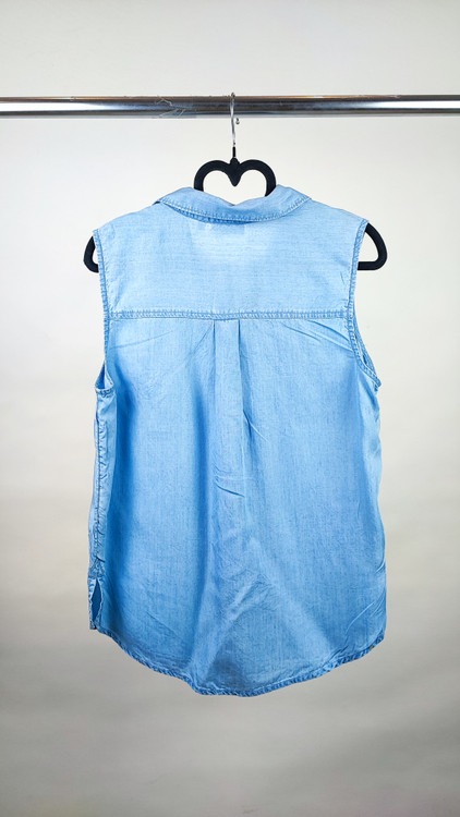 تاب جین زنانه استوک وارداتی برند So رنگ آبی روشن آستین حلقه ای مناسب استایل تابستانی