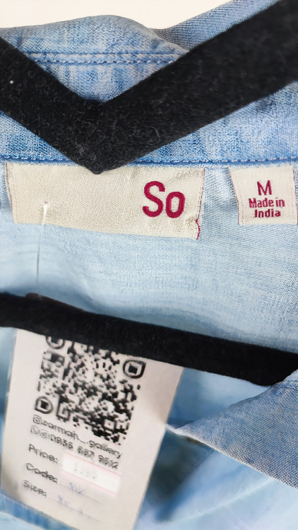 تاب جین زنانه استوک وارداتی برند So رنگ آبی روشن آستین حلقه ای مناسب استایل تابستانی