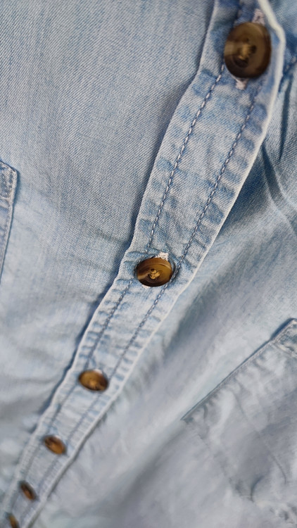 تاب جین زنانه استوک وارداتی برند So رنگ آبی روشن آستین حلقه ای مناسب استایل تابستانی