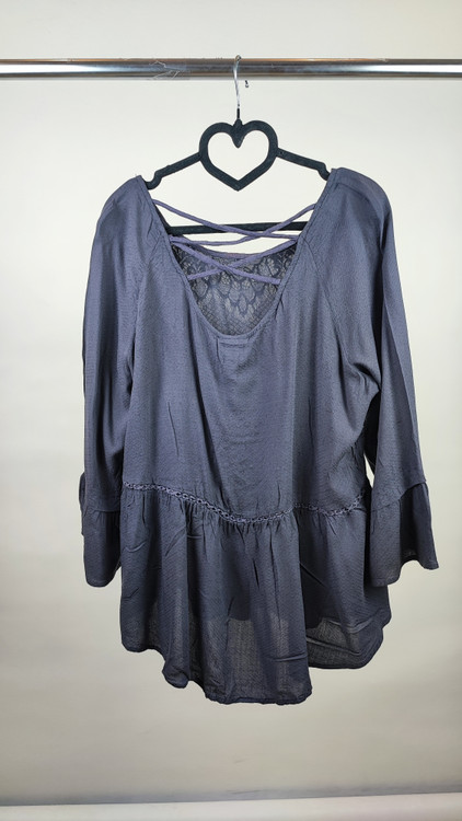 شومیز زنانه برند Knox Rose رنگ طوسی تیره با طراحی گیپور روی سینه مناسب استایل مهمانی