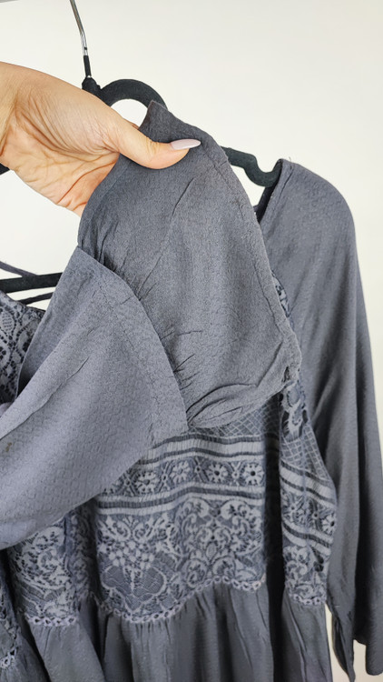 شومیز زنانه برند Knox Rose رنگ طوسی تیره با طراحی گیپور روی سینه مناسب استایل مهمانی