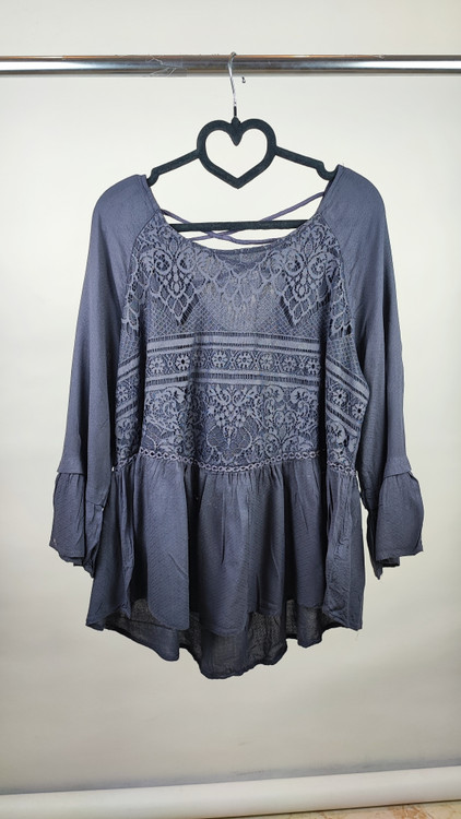 شومیز زنانه برند Knox Rose رنگ طوسی تیره با طراحی گیپور روی سینه مناسب استایل مهمانی