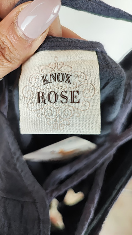 شومیز زنانه برند Knox Rose رنگ طوسی تیره با طراحی گیپور روی سینه مناسب استایل مهمانی