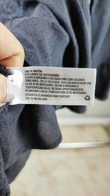 شومیز زنانه برند Knox Rose رنگ طوسی تیره با طراحی گیپور روی سینه مناسب استایل مهمانی