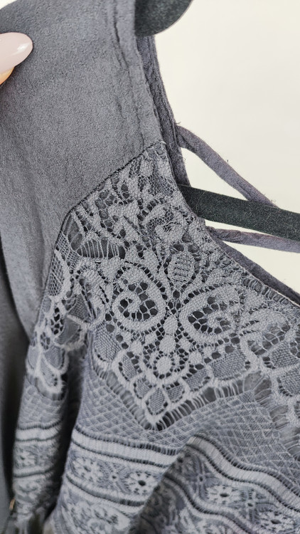 شومیز زنانه برند Knox Rose رنگ طوسی تیره با طراحی گیپور روی سینه مناسب استایل مهمانی