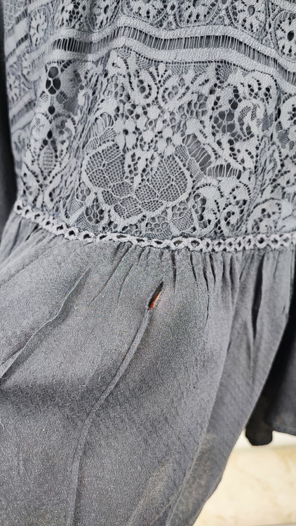 شومیز زنانه برند Knox Rose رنگ طوسی تیره با طراحی گیپور روی سینه مناسب استایل مهمانی