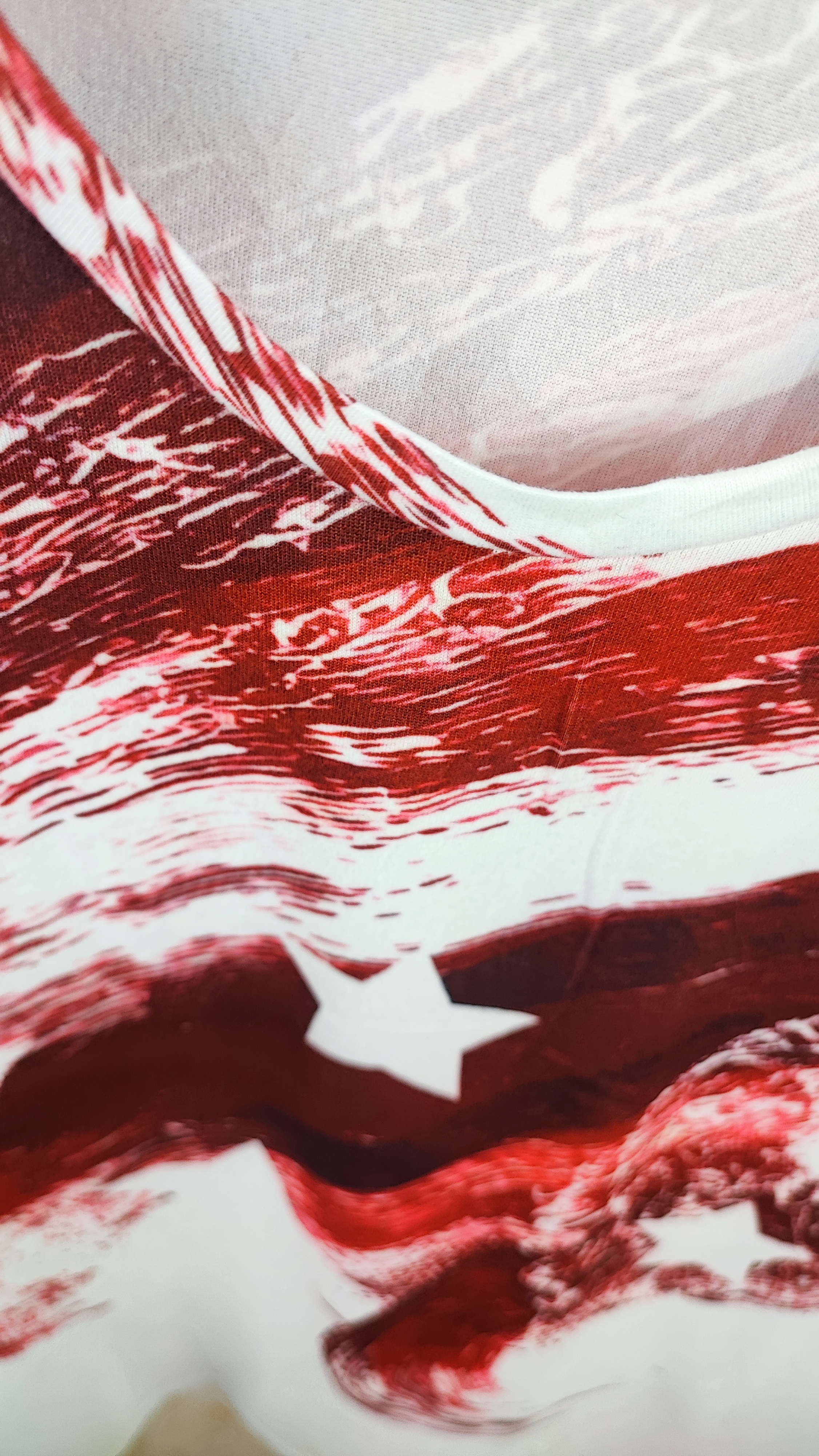 تیشرت زنانه سایز بزرگ استوک وارداتی سفید با طرح چاپی پرچم آمریکا قرمز و آبی گرید A