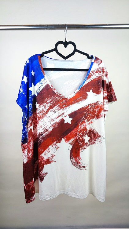 تیشرت زنانه سایز بزرگ استوک وارداتی سفید با طرح چاپی پرچم آمریکا قرمز و آبی گرید A