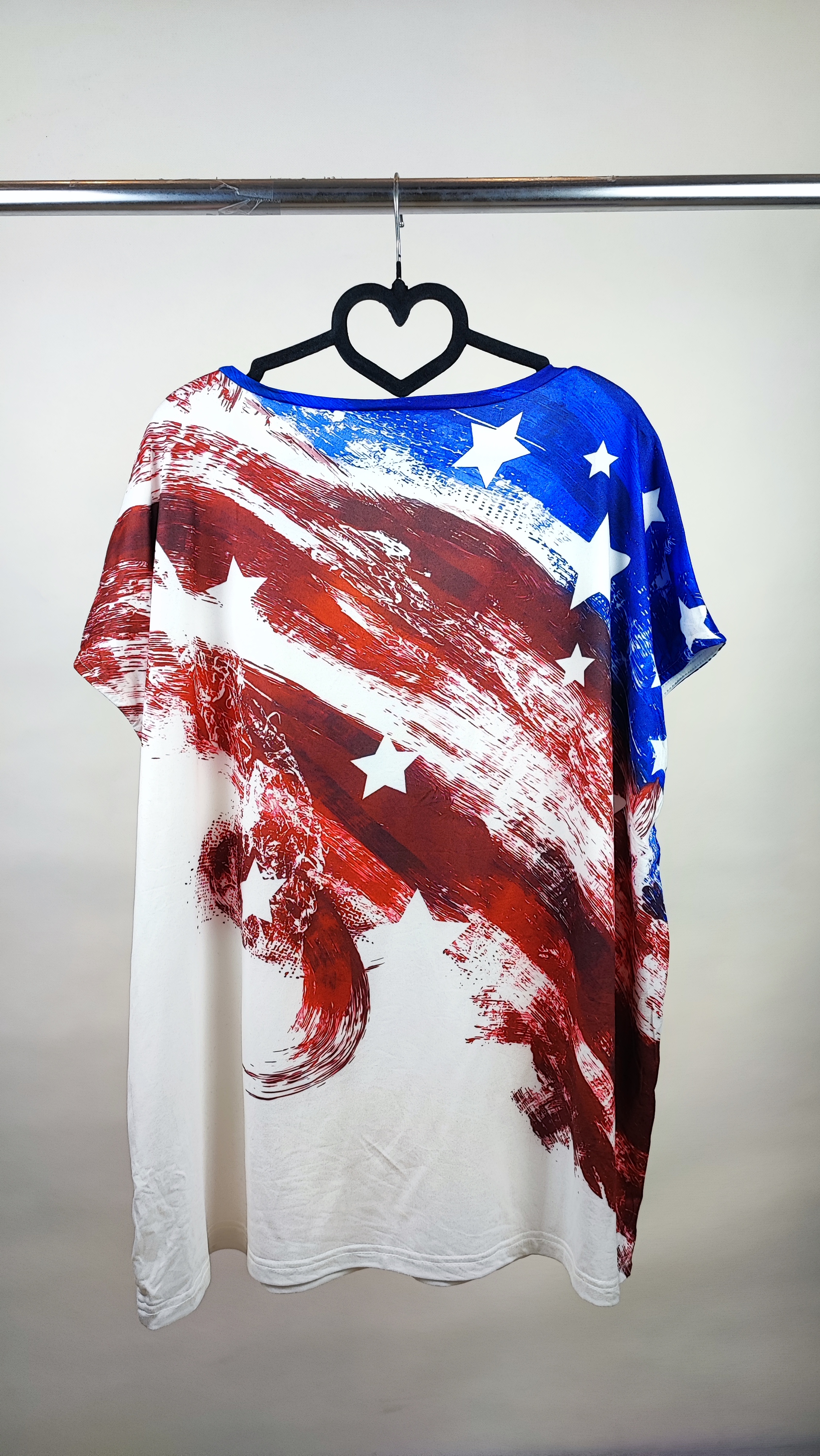 تیشرت زنانه سایز بزرگ استوک وارداتی سفید با طرح چاپی پرچم آمریکا قرمز و آبی گرید A