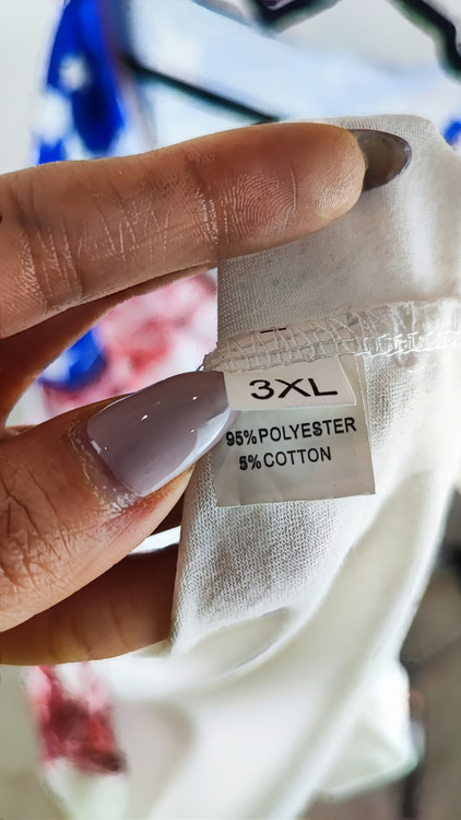 تیشرت زنانه سایز بزرگ استوک وارداتی سفید با طرح چاپی پرچم آمریکا قرمز و آبی گرید A