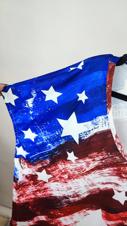 تیشرت زنانه سایز بزرگ استوک وارداتی سفید با طرح چاپی پرچم آمریکا قرمز و آبی گرید A