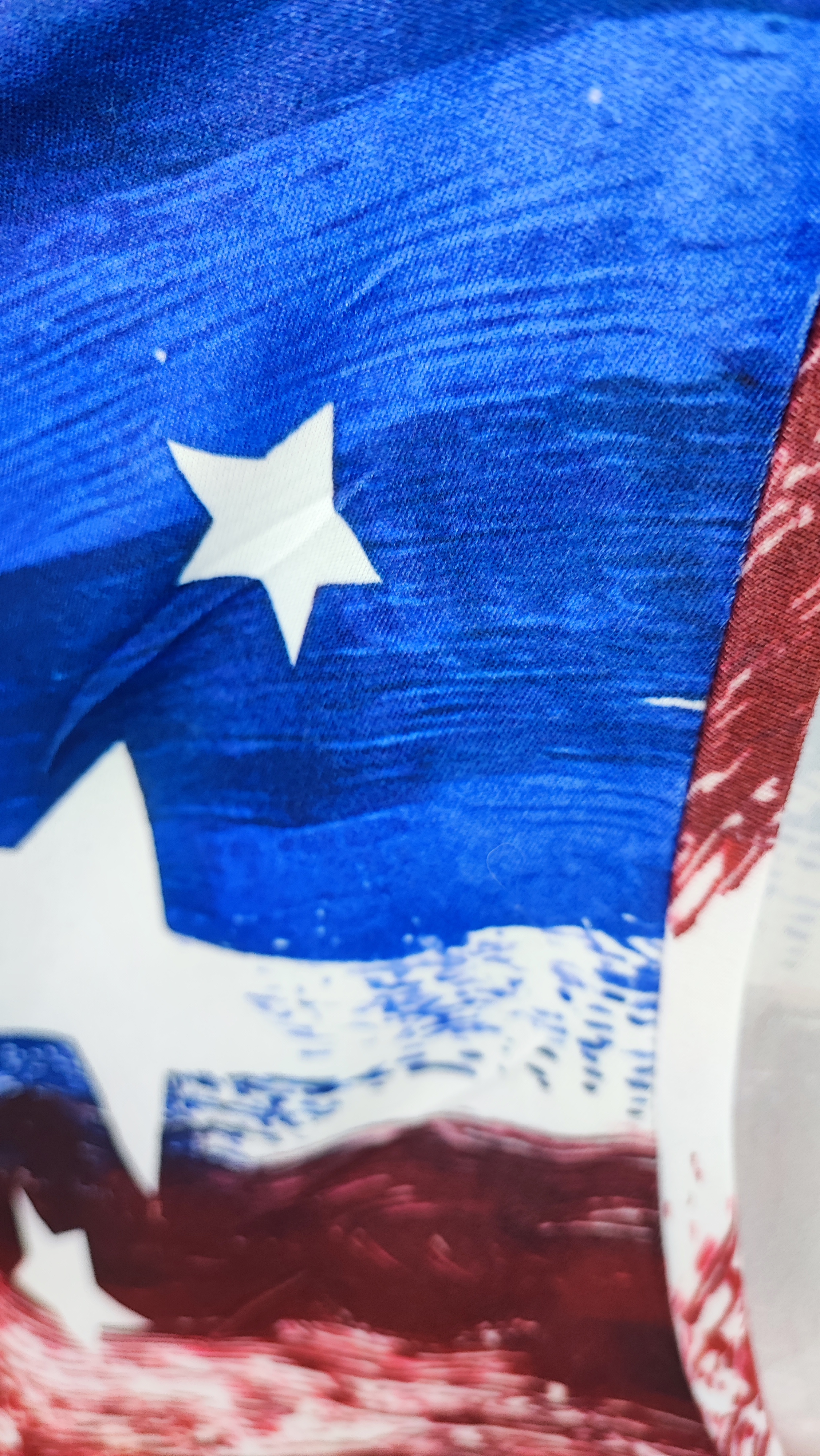 تیشرت زنانه سایز بزرگ استوک وارداتی سفید با طرح چاپی پرچم آمریکا قرمز و آبی گرید A