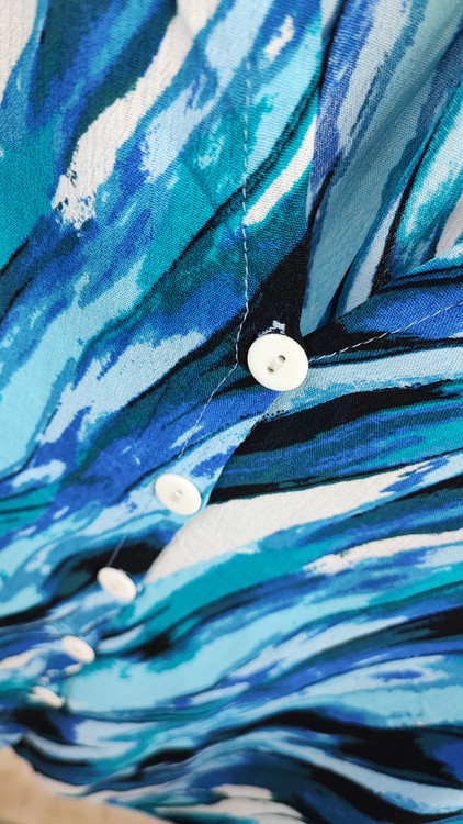 شومیز زنانه آستین کیمونو آبی طرحدار برند CBR استوک اروپایی گرید A مناسب استایل کژوال و مهمانی