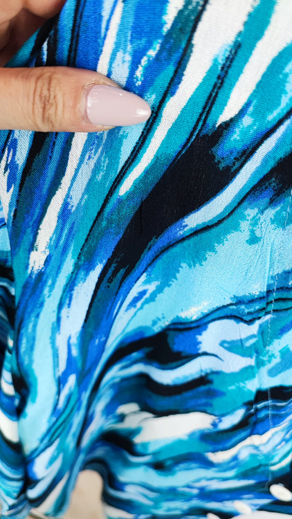 شومیز زنانه آستین کیمونو آبی طرحدار برند CBR استوک اروپایی گرید A مناسب استایل کژوال و مهمانی