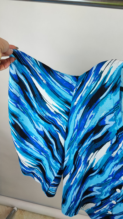 شومیز زنانه آستین کیمونو آبی طرحدار برند CBR استوک اروپایی گرید A مناسب استایل کژوال و مهمانی