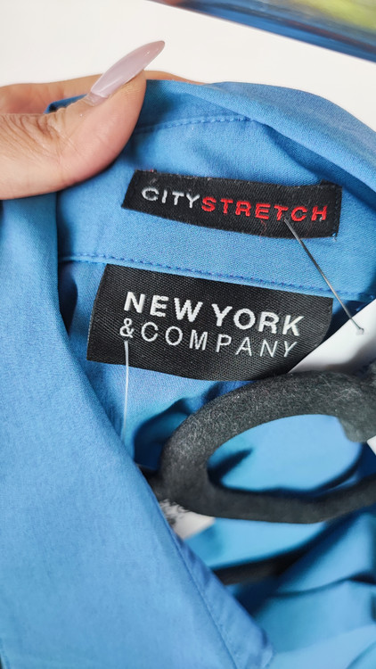 شومیز دکمهدار زنانه برند نیویورک اند کمپانی رنگ آبی کاربنی استوک اروپایی مناسب استایل اداری و روزمره