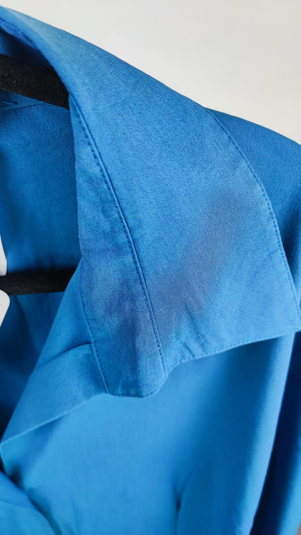 شومیز دکمهدار زنانه برند نیویورک اند کمپانی رنگ آبی کاربنی استوک اروپایی مناسب استایل اداری و روزمره