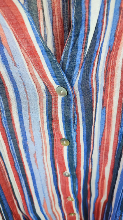 شومیز زنانه سایز بزرگ برند JMS راهراه عمودی قرمز و آبی کد ۲۱۷۶ استوک وارداتی دکمهدار