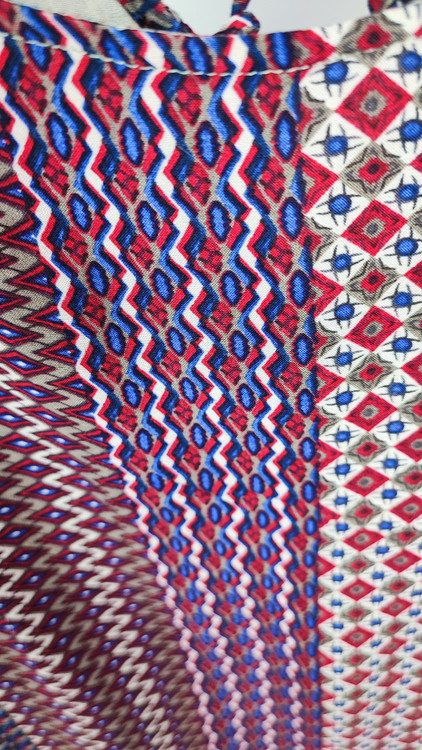 شومیز بلند زنانه برند easel طرحدار رنگی با جزئیات بند ضربدری پشت لباس کد ۲۱۰۹ وارداتی استوک